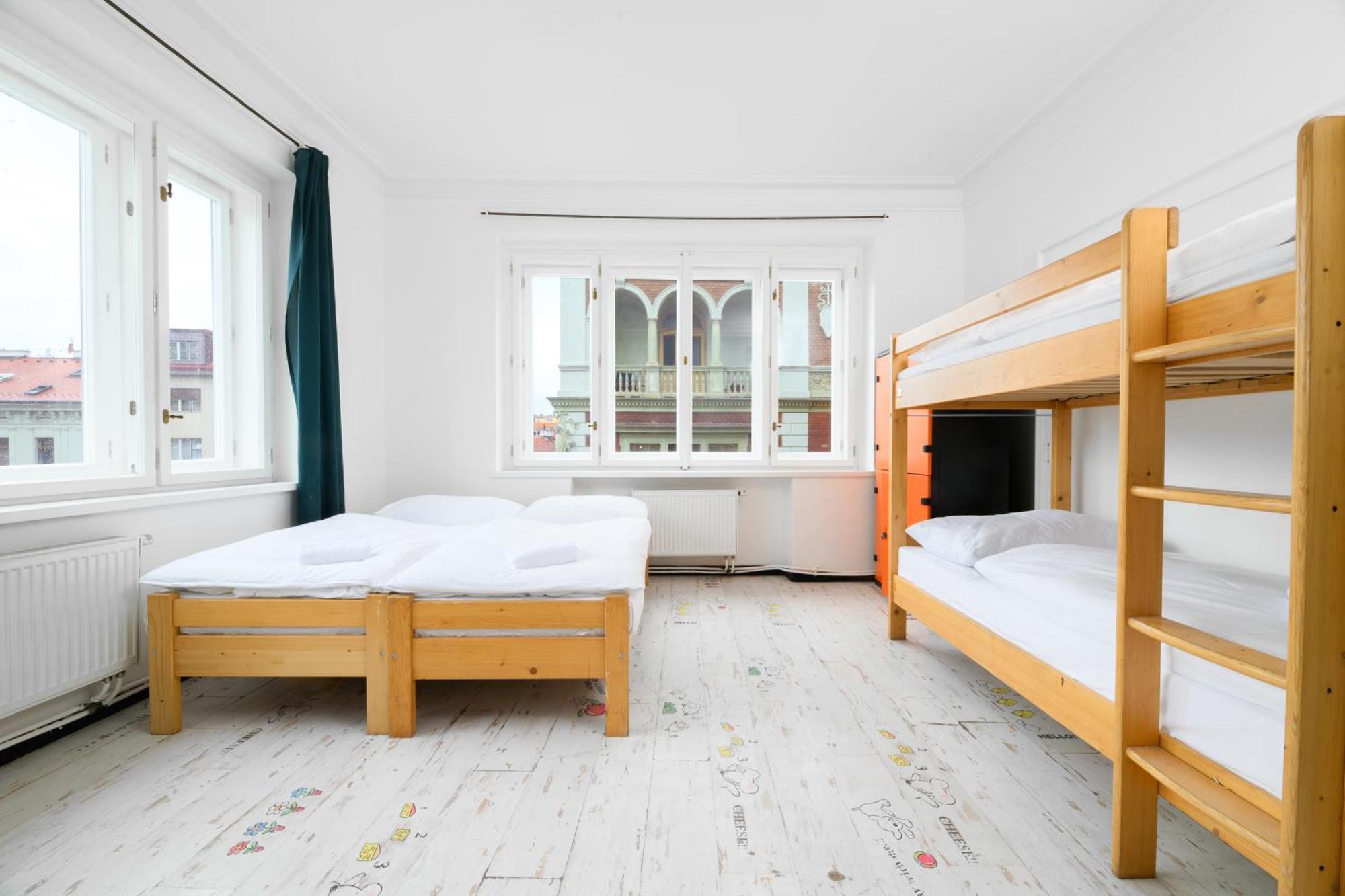 Benedikt City Center Hostel Прага Екстер'єр фото